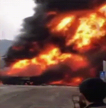 柴油槽罐车燃烧.gif