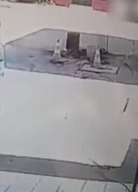 实拍沼气爆炸作业男子被当场炸飞.gif