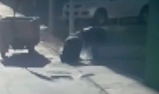环卫工点火解冻井盖 致沼气爆炸2人身亡.gif