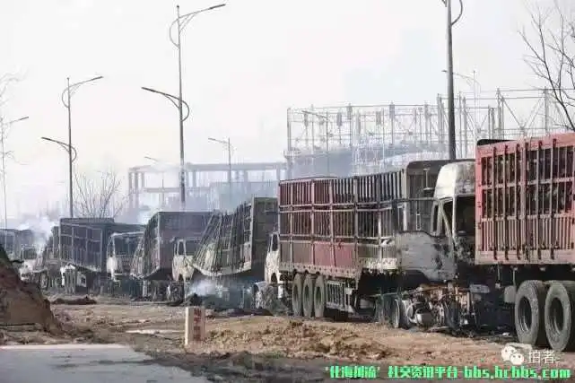 大路上烧毁的大车.webp