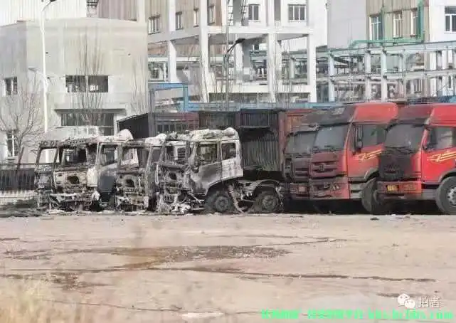 停车场烧毁的大车.webp