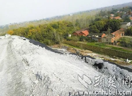 路边民居背后，冒出了一座座“小山”，山上光秃秃的，没有草木1.webp