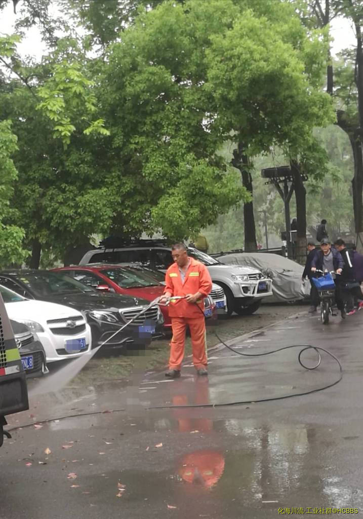 保洁在清扫地面.jpg
