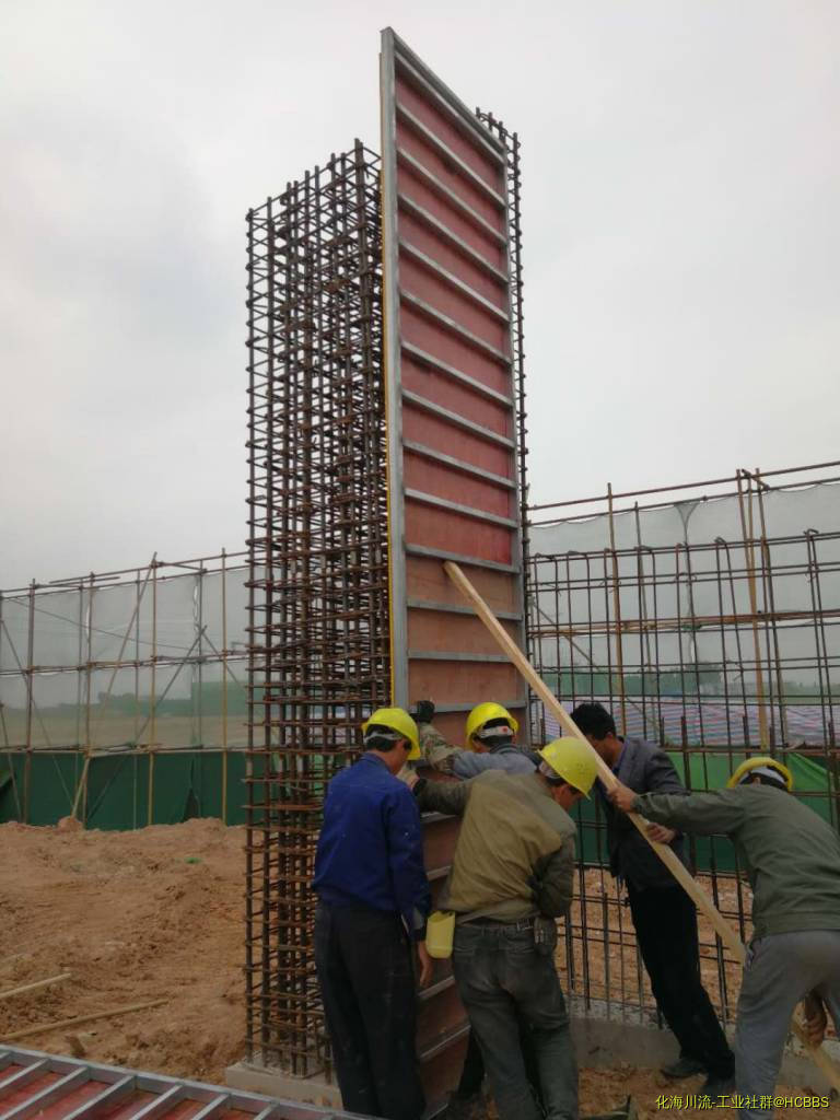 采用镀锌方管制作的定型模板，提高重复使用率，减少木工作业时间。