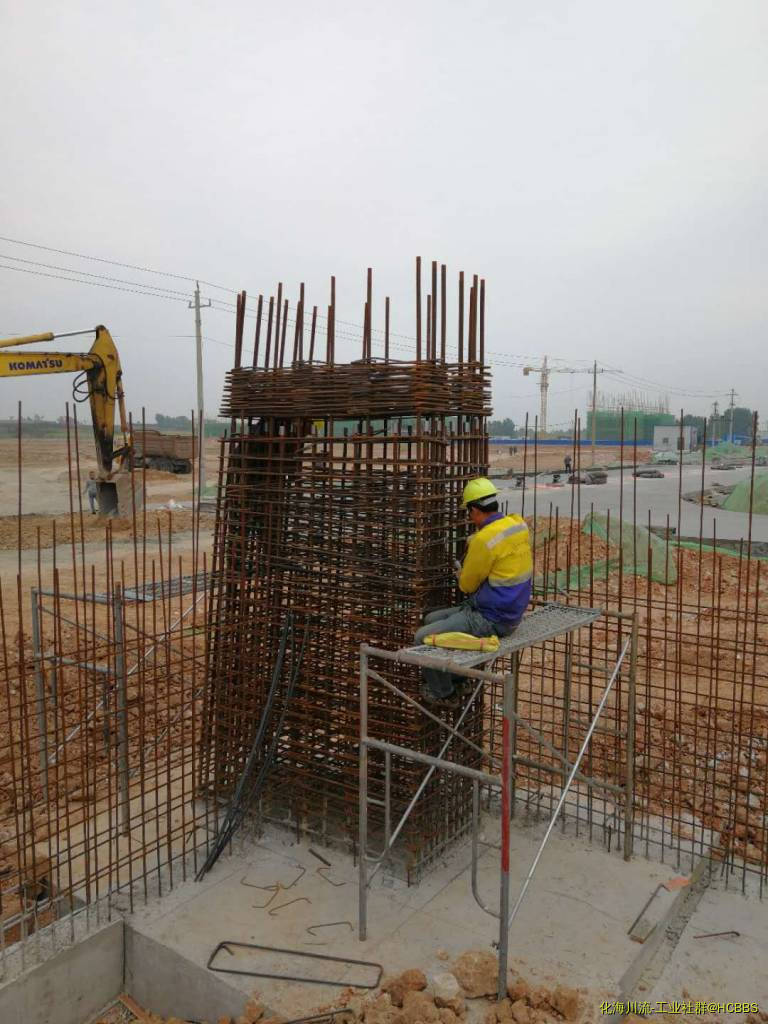 柱结构钢筋绑扎中.jpg