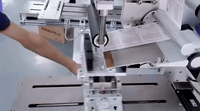 半自动化贴标机：.gif