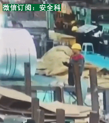 吊绳断裂，安全帽保命.gif