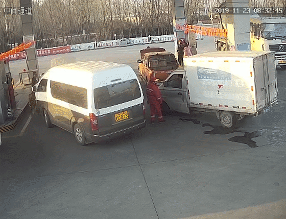 静电跨接事故 五---加气站.gif