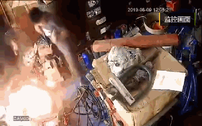 静电跨接事故一   深圳市一轮胎汽修店发生爆炸.gif
