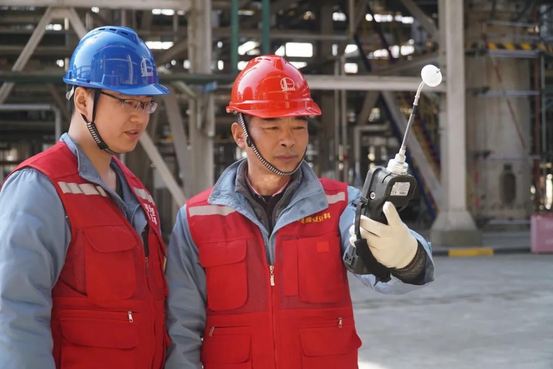 VOC检测仪人工巡检.jpg