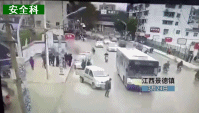 2018年3月24日14点40分左右，景德镇市新桥发生下水管道爆燃，事故造成1死5伤。.gif