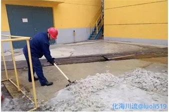 6-4-某催化装置烟脱洗涤塔烟气带液飘水造成冬季场地结厚冰需要定期清冰防犯摔跟斗1.webp