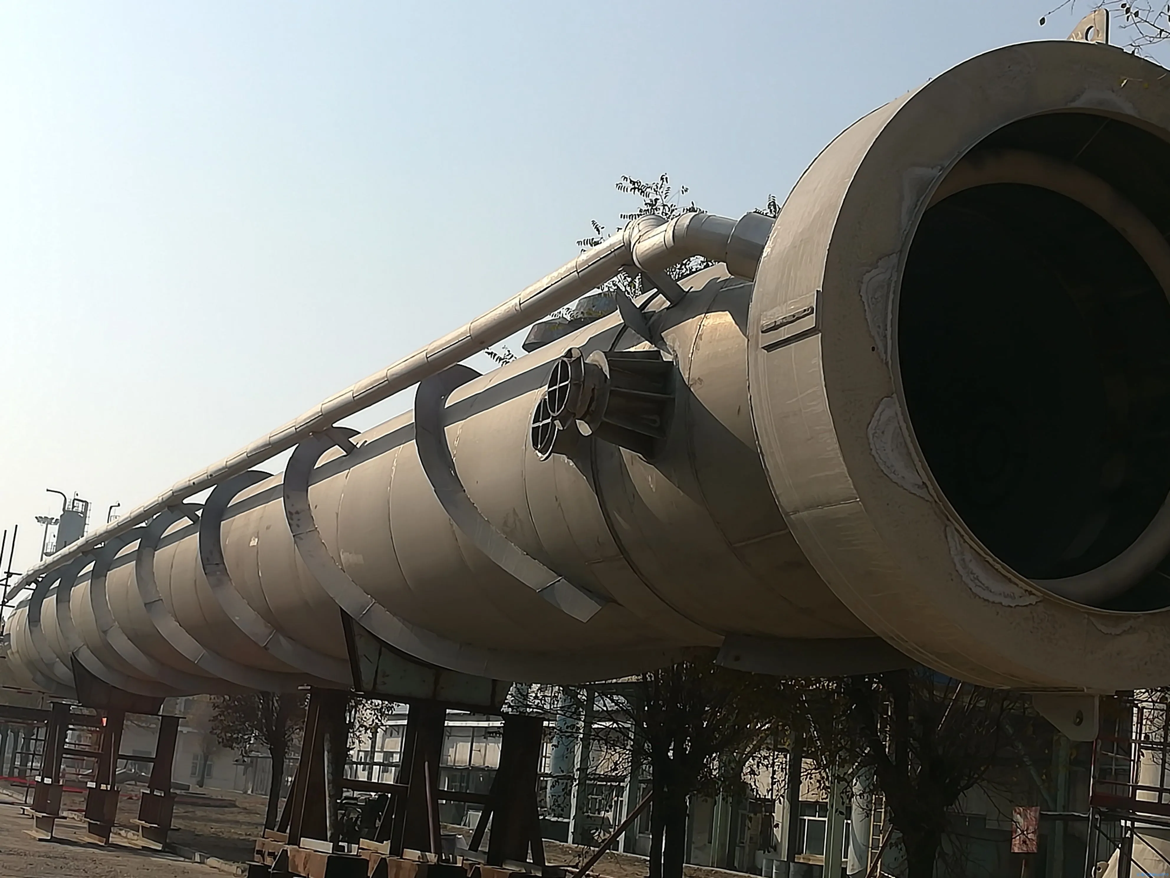7-4某催化装置加装羽叶分离除雾器现场照片.webp