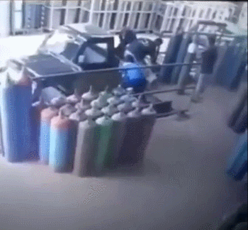 气瓶倾倒落地的瞬间.gif